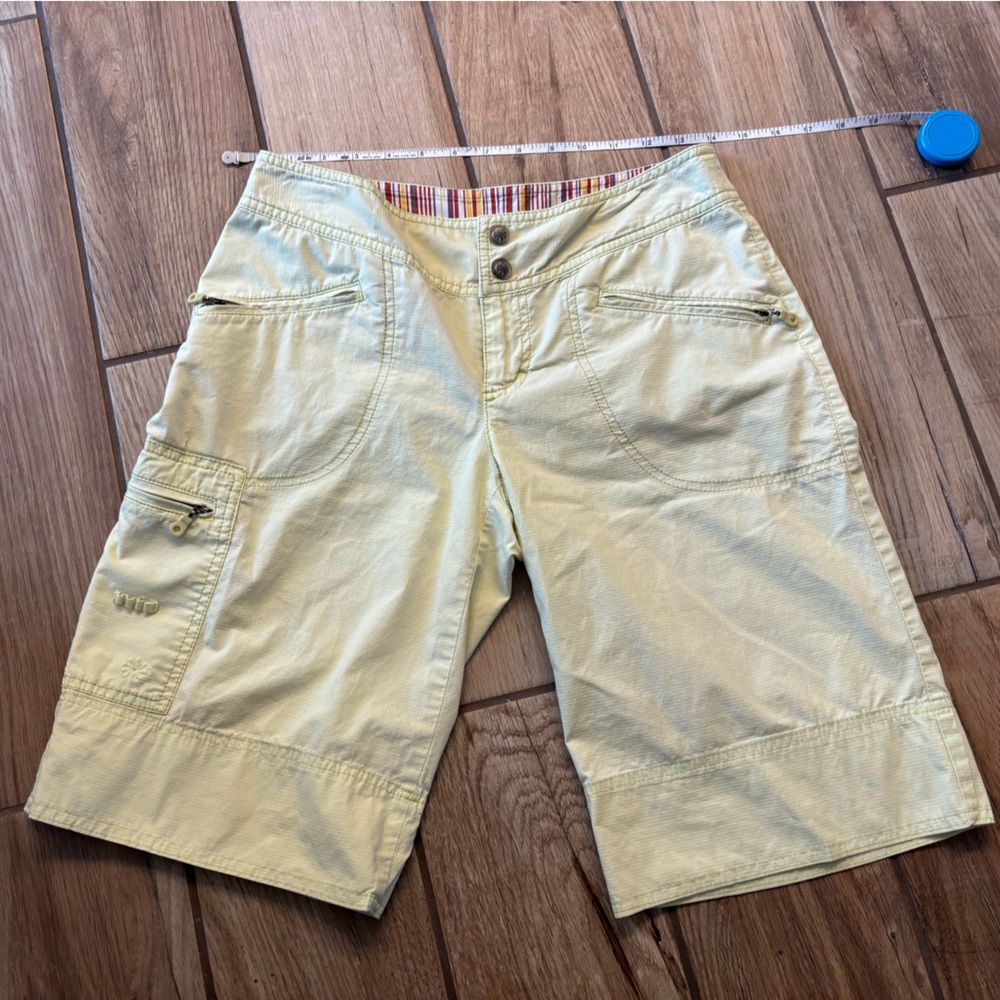 Athleta Cargo Shorts Classic Flat-Front Design (pale yellowish green)